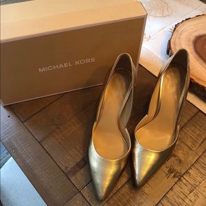 Michael Kors Gold Pumps